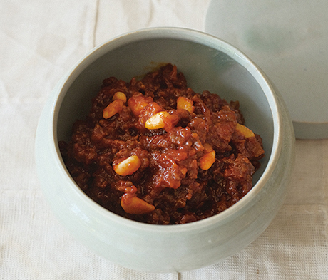 画像: コチュジャンに牛肉や梨、調味料を加えた韓国の肉味噌。玄米ごはんやゆで野菜がとまらなくなる、やみつきの味です。