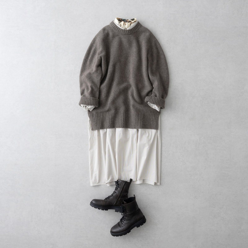 画像: ダークモカオーバーサイズニット 28,600円/アンフィル 下に着たストライプワンピース 46,200円/ヴェリテクール スカーフ 16,500円/マニプリ そのほか、スタイリスト私物