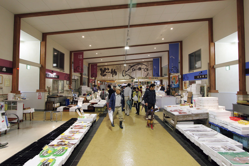 画像: 「どーや市場」には八幡浜港で水揚げされた新鮮な魚が到着し、浜値で販売されるから、お買い得