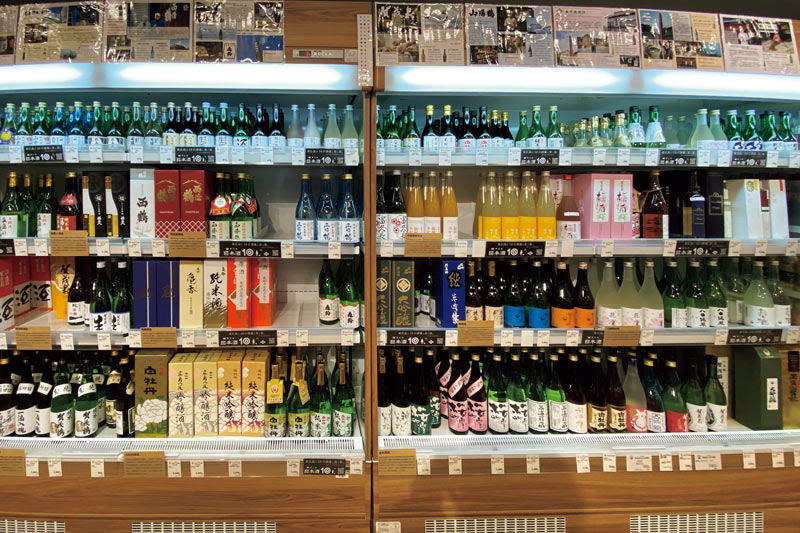 画像: 東広島の10軒の酒蔵の日本酒が並ぶ。それぞれに個性が違うので、好みを見つけるのも楽しい