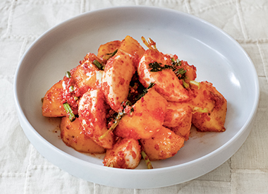 画像: まるで浅漬けのように、さっと漬けてあえるだけのキムチ。柿は熟しすぎない、食感が残るものを使います。