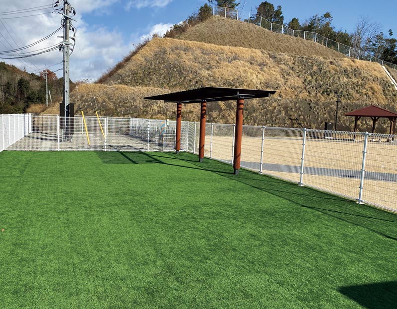 画像: 芝生広場の一角にあるドッグラン「わんわんひろば」は無料で利用できる。予約制