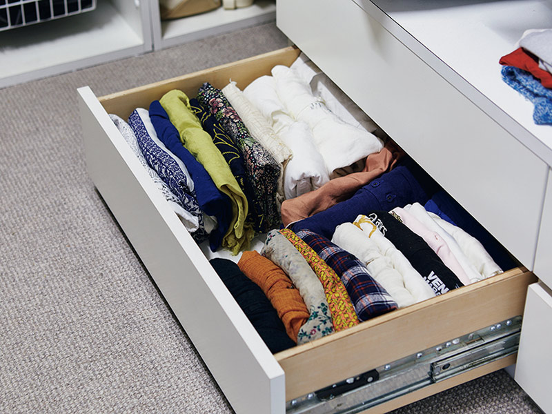 画像: クローゼット収納のアイデア 01 アイロン要らずのシャツはたたんで