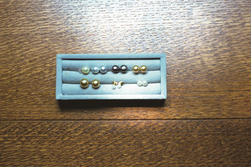 画像: 私のピアスは真珠が基本です。貝殻の内側の色で真珠の色が決まるそうです。奄美大島パールは蜂蜜のようなゴールドの輝きです。大きすぎない8mmくらいが好みです