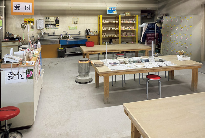 画像: 道の駅の向かいにある品野陶磁器センターでは陶磁器の展示販売をするほか、建物内には陶芸教室もあり