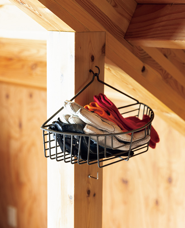 画像: クローゼット収納の工夫 02 小物は定位置に