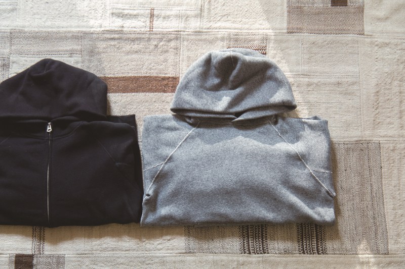 画像: 世界に1台しかない機械で編まれた特別な生地kitt424。その手触り、着心地はトレーナーの印象が変わります。フード付きは好きな形、ジャケットやコートに合わせます