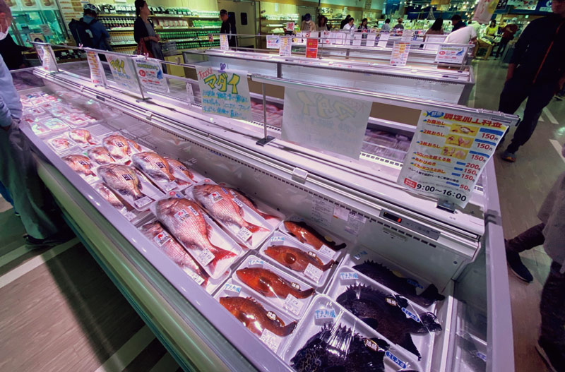 画像: 玄界灘で獲れた鮮魚が毎朝届く物産直売所。朝9時のオープン前から行列ができる。調理受付コーナーでは有料で三枚におろしてくれる