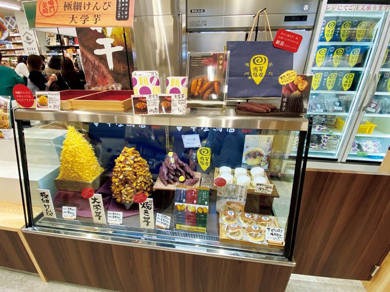 画像: イモ専門店の「芋屋鳴福」では大学芋やいもけんぴ、スイートポテトなどを販売している。おすすめは「極細けんぴ」