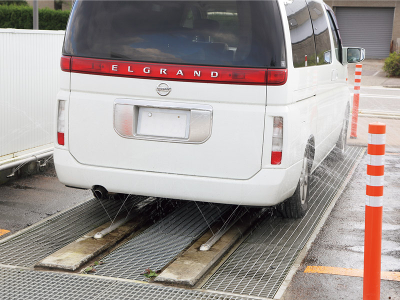 画像: 駅内の駐車場にクルマ専用のシャワーがあり、無料で利用できる。クルマに付着した砂や海水を、約1分間洗い流せる