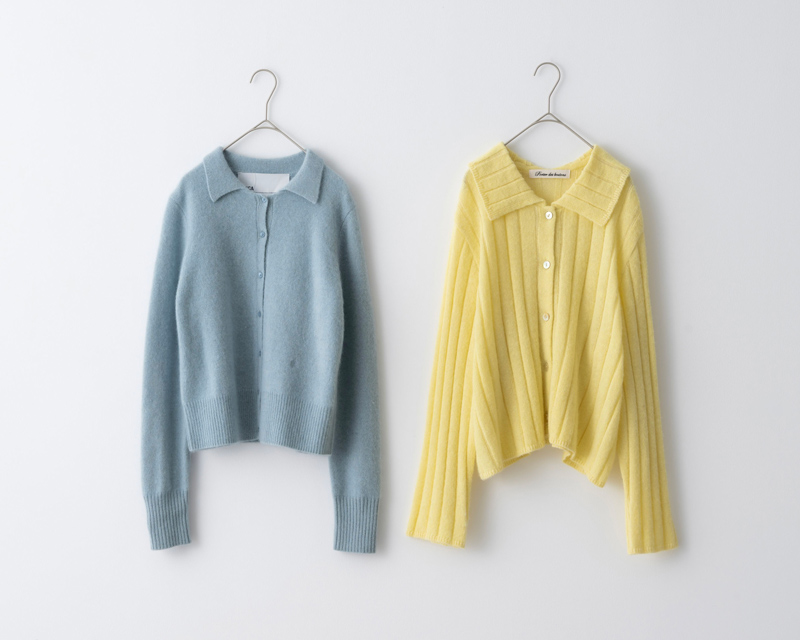 画像: 左)ライトブルーポロカーディガン 39,600円/ティッカ 右)イエローワイドカラーカーディガン 28,600円/ポルテ デ ブトン