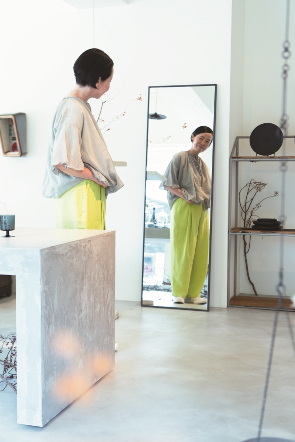 画像: ギャラリーでもあるpoooL。オーナーの洋子さんセレクトの服は少数精鋭、全部欲しいと思うくらい。Suzuki Takayukiのパンツと、FACTORYのブラウス、元気になる色、大好きな色の組み合わせです