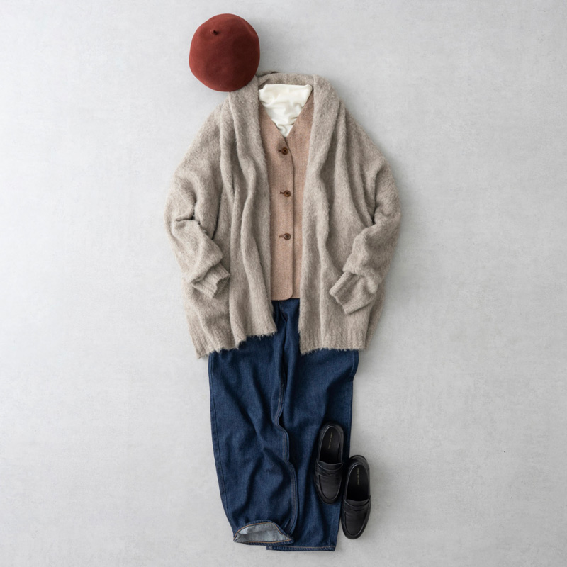 画像: ニットガウン(ベルト付き) 58,300円/アシードンクラウド ヘリンボーンベスト 33,000円/ネストローブ 下に着たボトルネックプルオーバー 17,600円/ティッカ デニムパンツ 33,000円/レキップ ベレー帽 35,200円/ミア ハット アンド アクセサリー ローファー 22,000円/アデュー トリステス