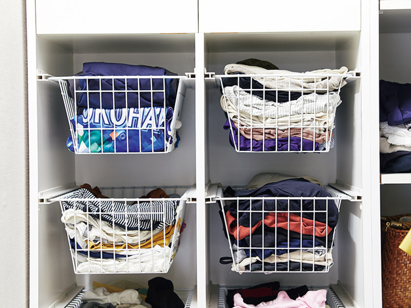 画像: クローゼット収納のアイデア 02 小物はワイヤーかごに種類別に収納