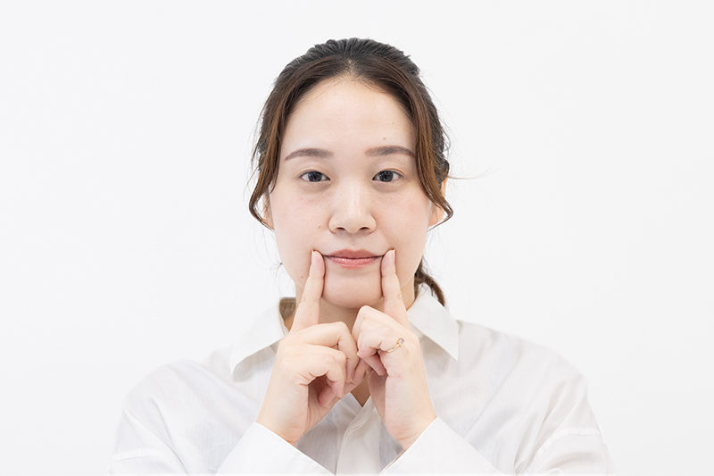 画像: マリオネットラインの改善トレーニング