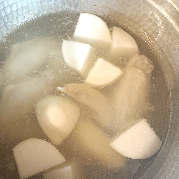 画像3: 寒さを癒す“秋”の薬膳スープ「鶏手羽肉とかぶのスープ」のつくり方。肌寒くなる季節に、体を温める消化のいいスープ|荒木典子の“旬のおつゆ”