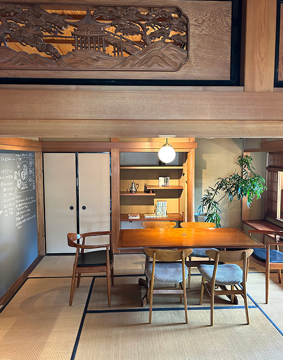 画像: 欄間など美しい和の意匠が残る店内。「襖だけ取り外して広い空間にしていますが、ほとんど手は加えていないので、昔の建物の味わいを感じてもらえると思います」と森さん