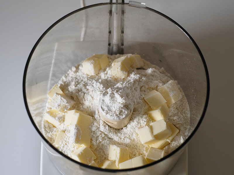 画像: 冷やしておいたバターを加える