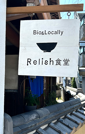 画像: みんなが見られるように、壁一面にレシピを手描き