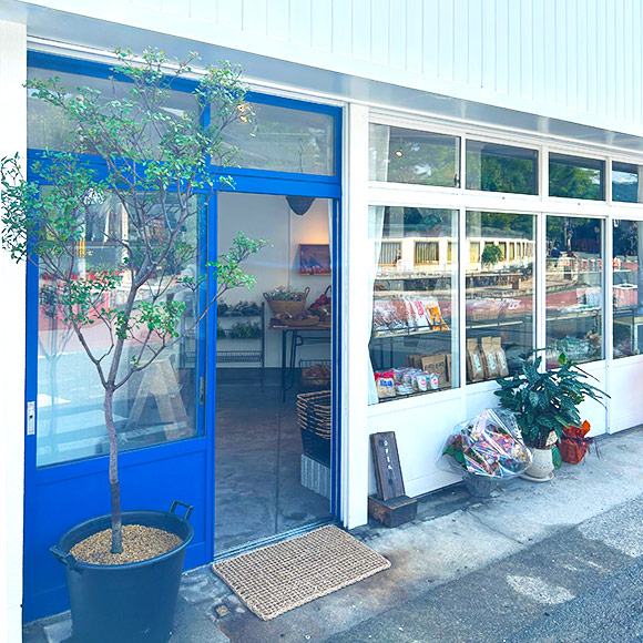 画像: 駅舎からも見える立地を生かし、かつてはたばこ屋さんだったスペースをガラス張りの明るいスペースに改装。道行く人が気軽に立ち寄れるグロサリーストアに