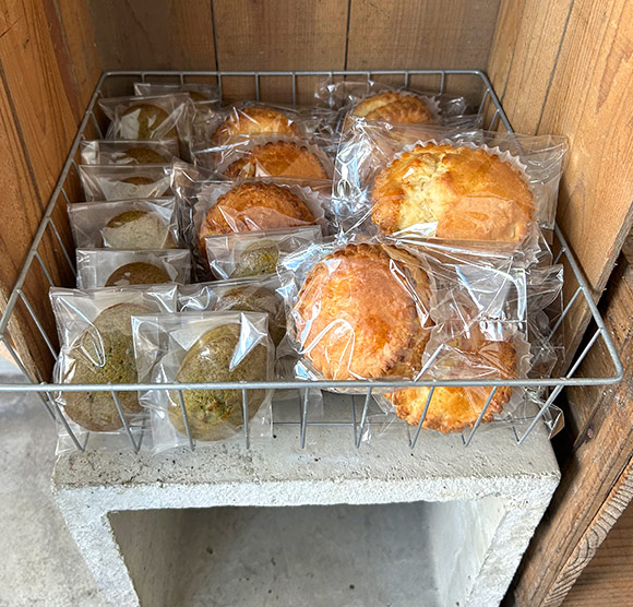 画像: 食堂のケーキを手掛けるパン&菓子職人「CUISSON712」の焼き菓子も販売