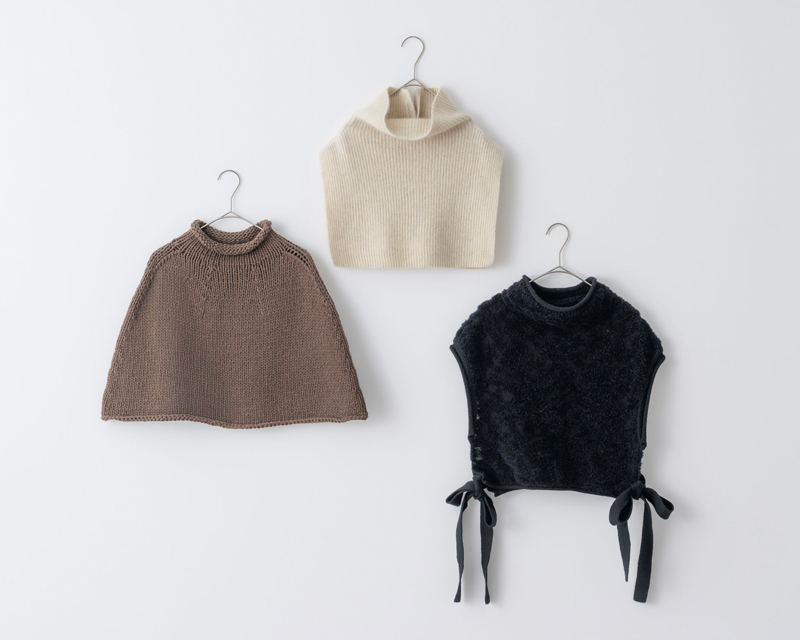 画像: 左から時計回りに ブラウンポンチョ　28,600円／ヴェリテクール アイボリースヌード　20,900円／ティッカ ブラックジレ　29,700円／アンフィル