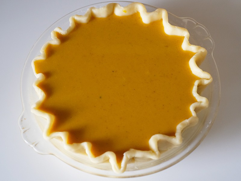 画像: かぼちゃのフィリングを流し込む