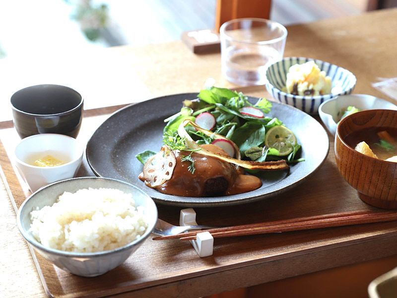 画像: 月替わりの料理が彩る「季節のおひるごはん」1980円。毎朝ひくだしをはじめ、手間を惜しまず一品一品ていねいにつくられている