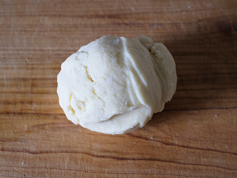 画像: 水を加えると生地がまとまる