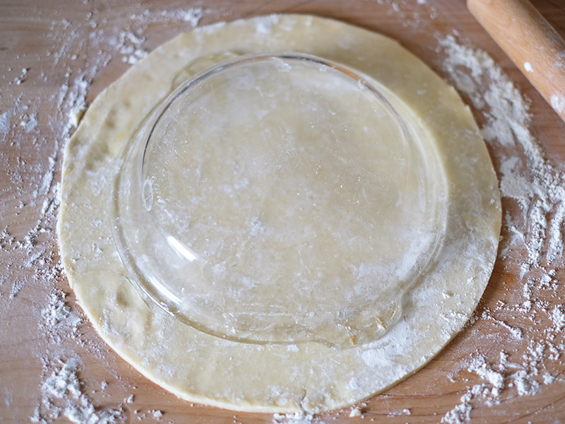 画像: 逆さにしたパイ皿をのせて生地を切る