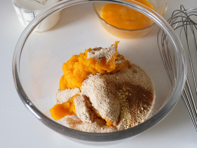 画像: きび砂糖と3種類のスパイスを加える