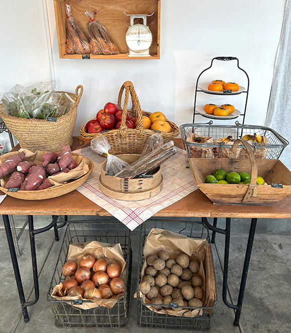 画像: 地元の農家さんの農作物中心に、新鮮な有機野菜などが並ぶ