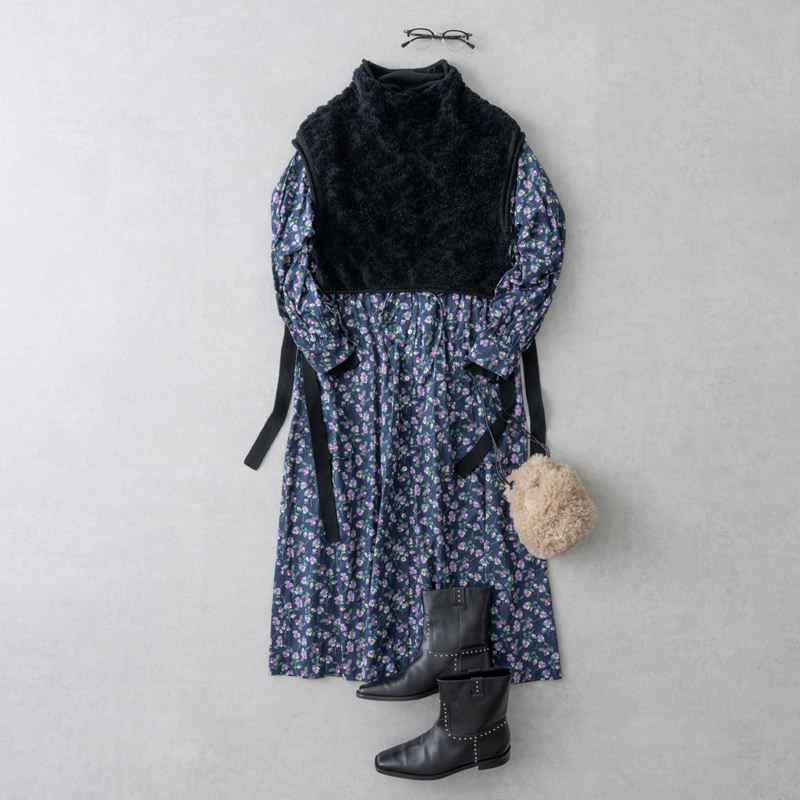 画像: ブラックジレ　29,700円／アンフィル リバティプリントワンピース　47,300円／ポルテ デ ブトン スタッズブーツ　96,800円／ネブローニ メガネ　58,300円／イーファイブ アイヴァン（トリップ ルミネエスト新宿店） そのほか、スタイリスト私物