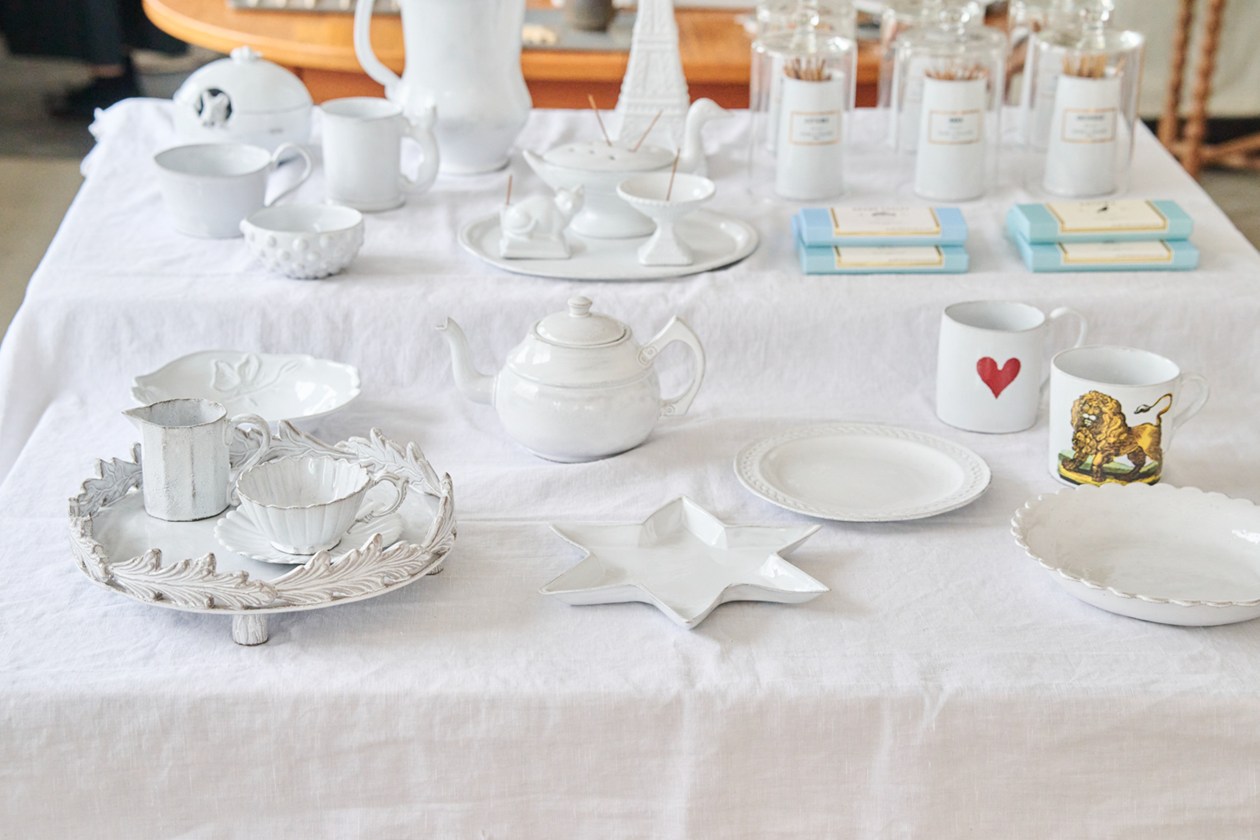 画像: グレー味を帯びた白がシックな「アスティエ・ド・ヴィラット」の器