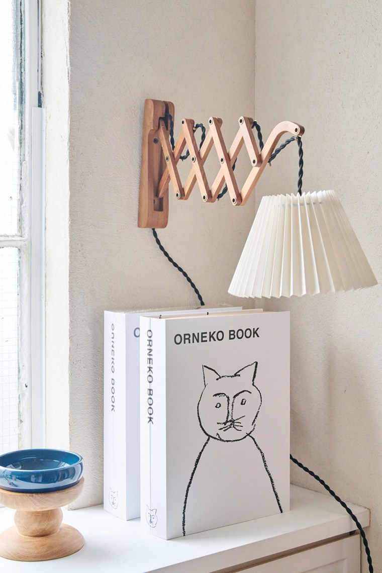 画像: 「オルネコ」のブランドブック「ORNEKO BOOK」。左端は、こっくりカラーが魅了する美濃焼のボウル「オルネコ・フードボウル」