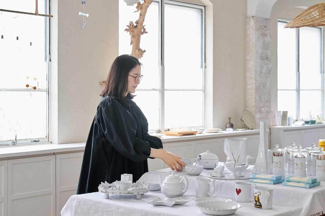 画像: 広報も兼任するスタッフの石川さん。「ナチュラルなインテリアに映えるアイテムを多く揃えていますので、ぜひお手にとってみてください」