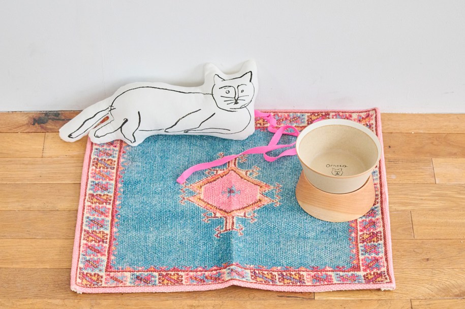 画像: 「yumiko iihoshi porcelain×Orneko フードボウルスタンド（セット）」（写真右）と「オルネコ・ケリケリクッション」（写真奥）