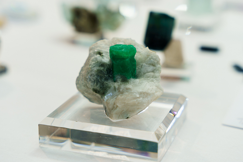 画像: 母岩付きのエメラルド。美しいです…!