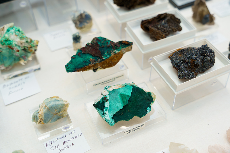 画像: 鮮やかな緑が美しい「疑孔雀石」。「孔雀石」と似ているからこう名付けられたそう