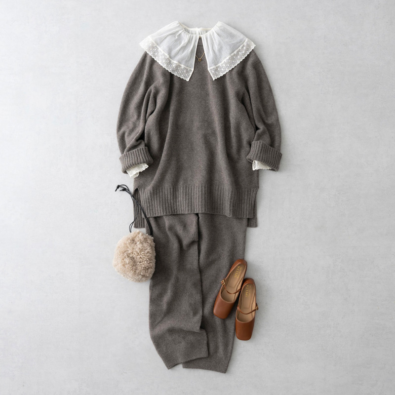 画像: ダークモカオーバーサイズニット 28,600円/アンフィル ダークモカニットパンツ 28,600円/アンフィル 下に着たチュールカラーブラウス 46,200円/エリテ(ケイエムディファーム) ネックレス 33,000円/プラウ シューズ 42,900円/スペルタ(フラッパーズ) そのほか、スタイリスト私物