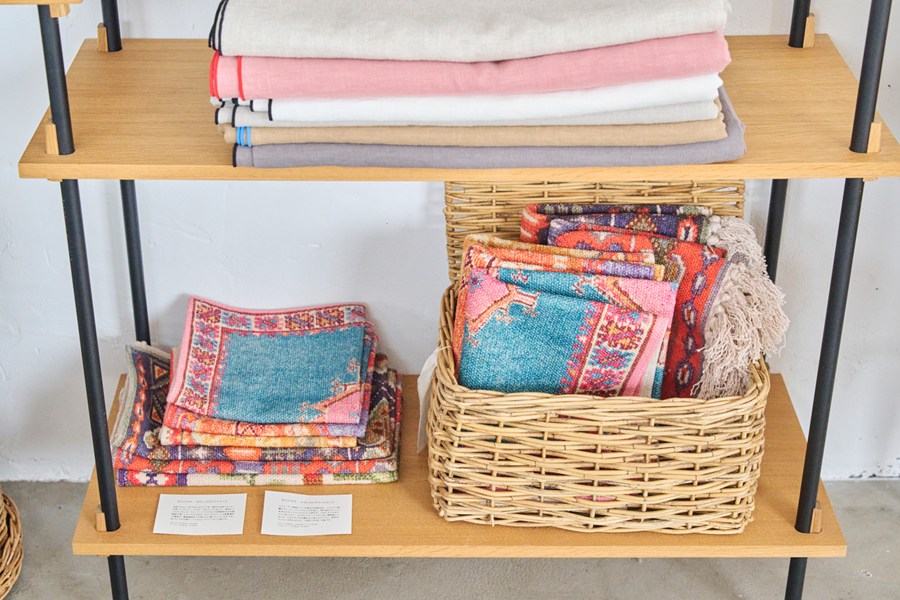 画像: オリジナルのマルチカバー（上段）とプリントマット（下段）。マルチカバーはかなり大判で、ソファやベッドのカバーなど何にでも使える