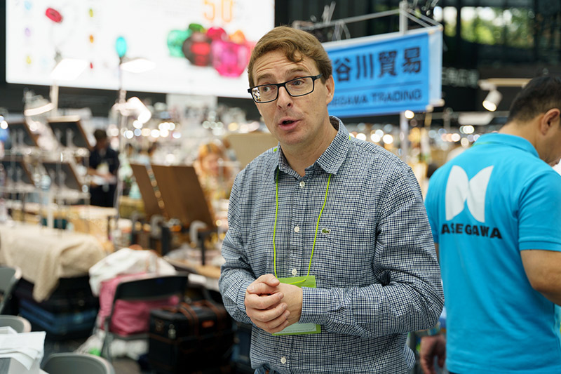 画像: フランスから来たというこコレクターの方は、日本語も交えながらお話してくれました。自慢のコレクションを持って、世界中のミネラルショーに出展しているとのことでした