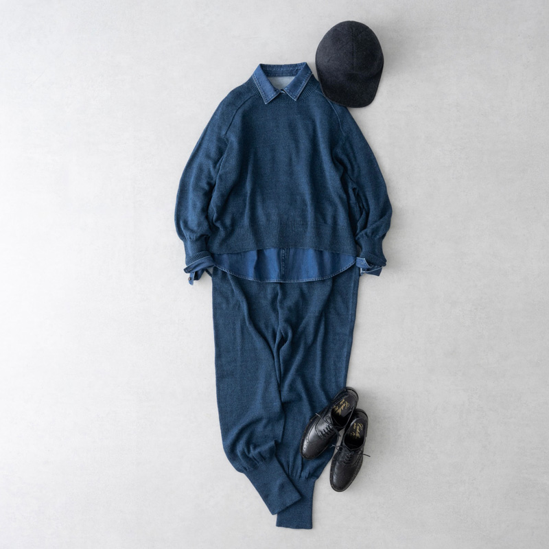 画像: ダークブループルオーバーニット 31,900円/ネストローブ ダークブルーニットパンツ 34,100円/ネストローブ 下に着た段がリーシャツ 30,800円/レキップ キャップ 8,690円/ベネリ モンタコーネ(セムインターナショナル) そのほか、スタイリスト私物