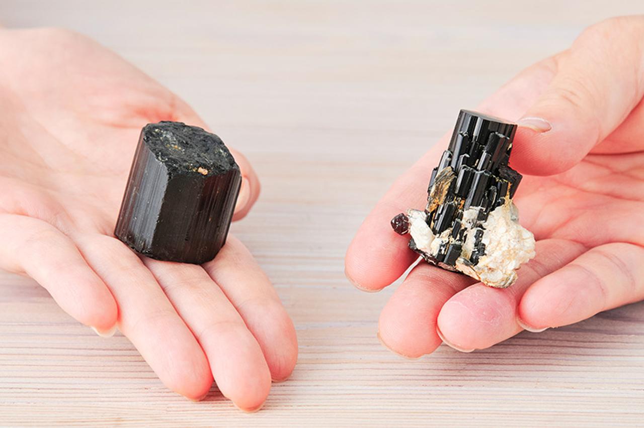 画像: 美しき鉱物の世界|金銀透明そして漆黒、ガーネットも付いた「トルマリン」の奥深い世界 - 天然生活web