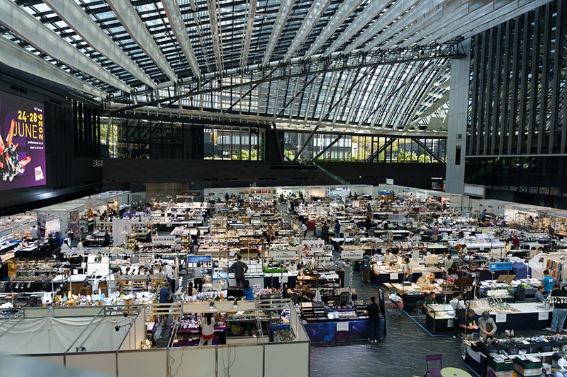 画像: 広大な「東京国際ミネラル秋のフェア IMAGE2025」のバイヤーズデイ開場前の様子。一般公開日は来場者であふれていました