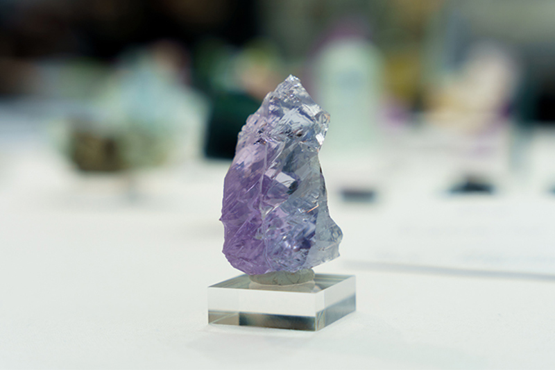 画像: フローライト。紫から青へのグラデーションが美しく、目を引かれました