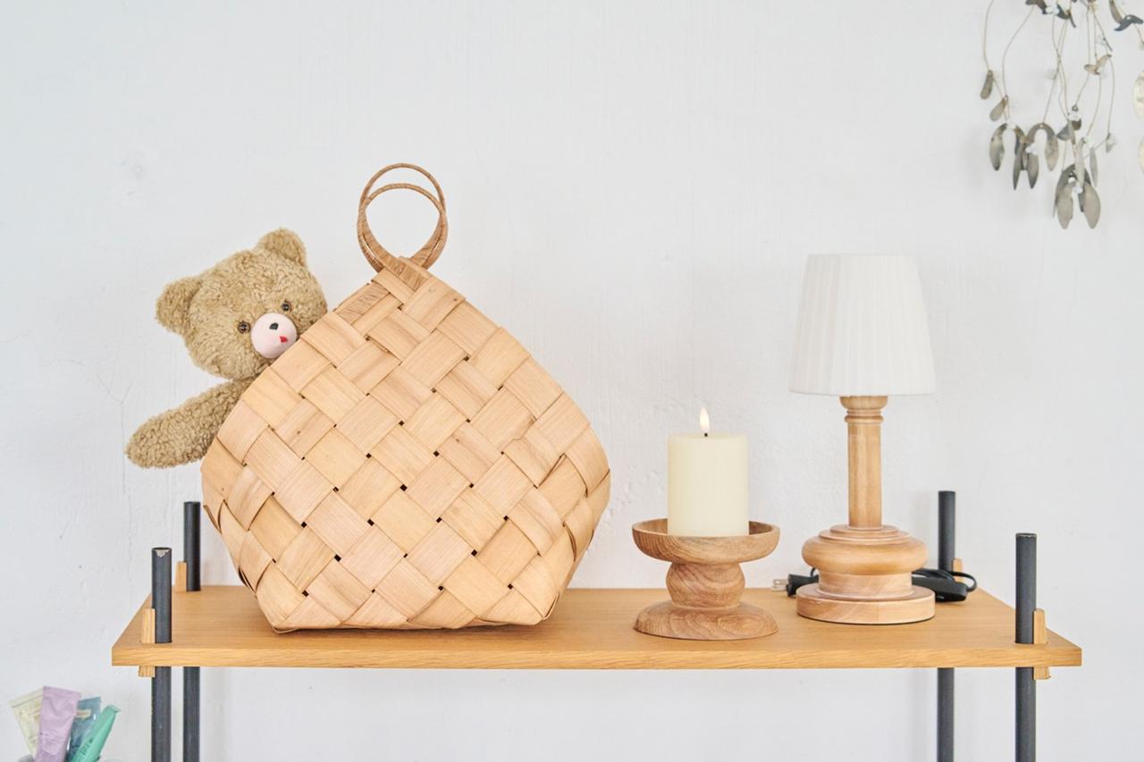 画像: 口が大きく物の出し入れがしやすい「コニカルバスケット」。ブランケットやスリッパ入れにぴったり