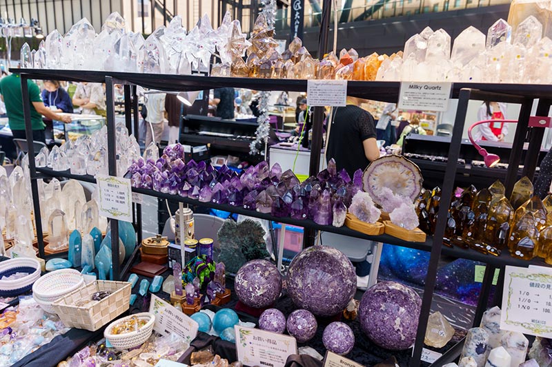 画像: たくさんの水晶に圧倒されます! 種類ごとに分類されているので探しやすいです