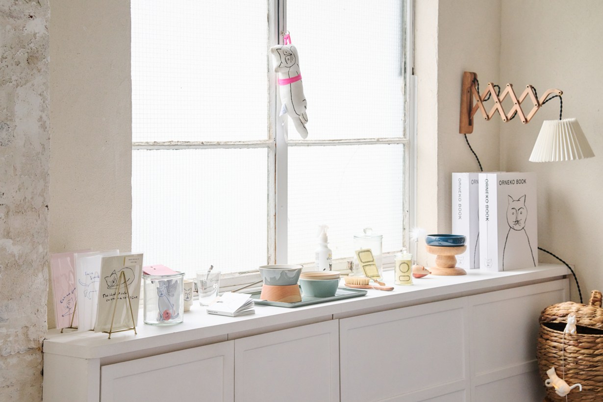 画像: フードボウルやおもちゃ、ヒゲ入れ・毛玉入れなど、猫アイテムがずらり