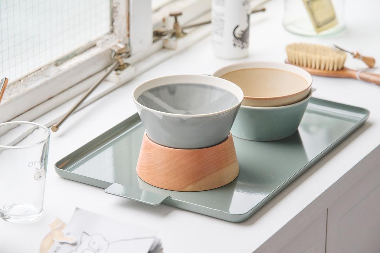 画像: 無垢材のスタンドとセットで販売。スタンドは重さがあり、猫が食べやすいように工夫